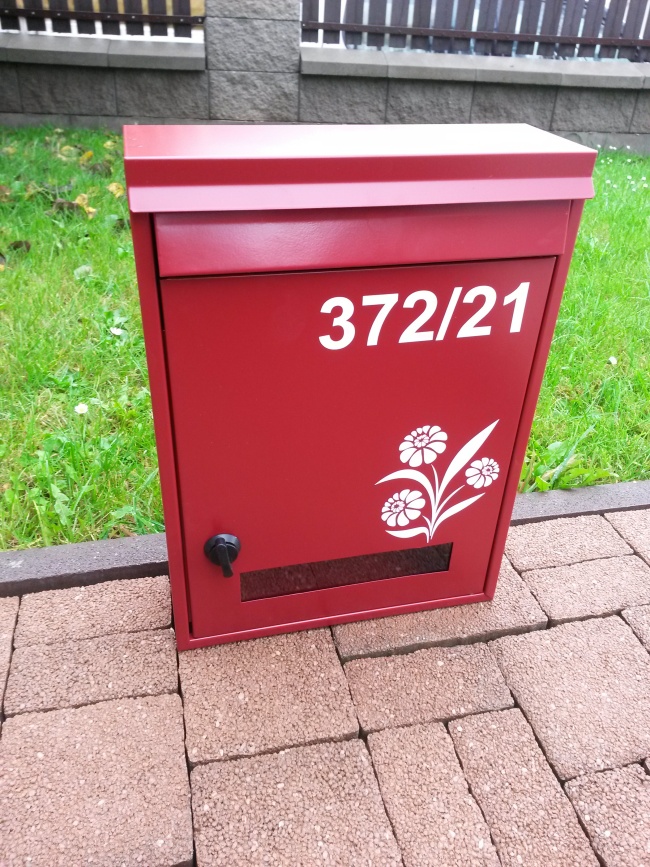 Červená poštovní schránka.